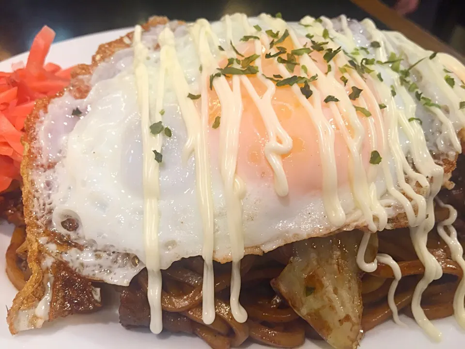 本日の田町ツアー締めの目玉焼きの焼きそば|下山光応さん