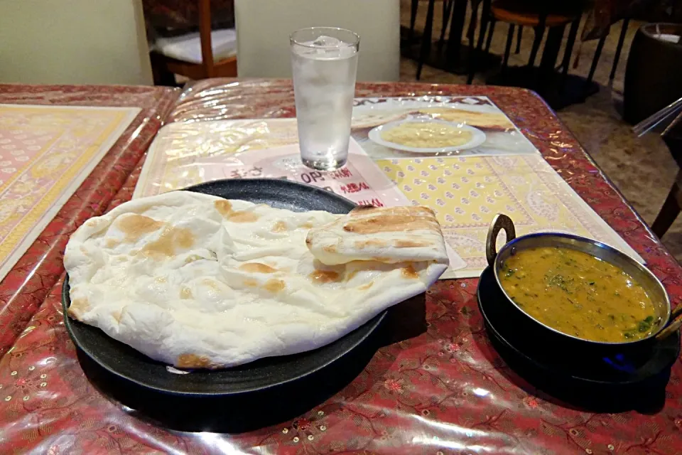 インドカレー♪
ダルパラック（豆とほうれん草のカレー）と
ナン♪|深夜特急fさん