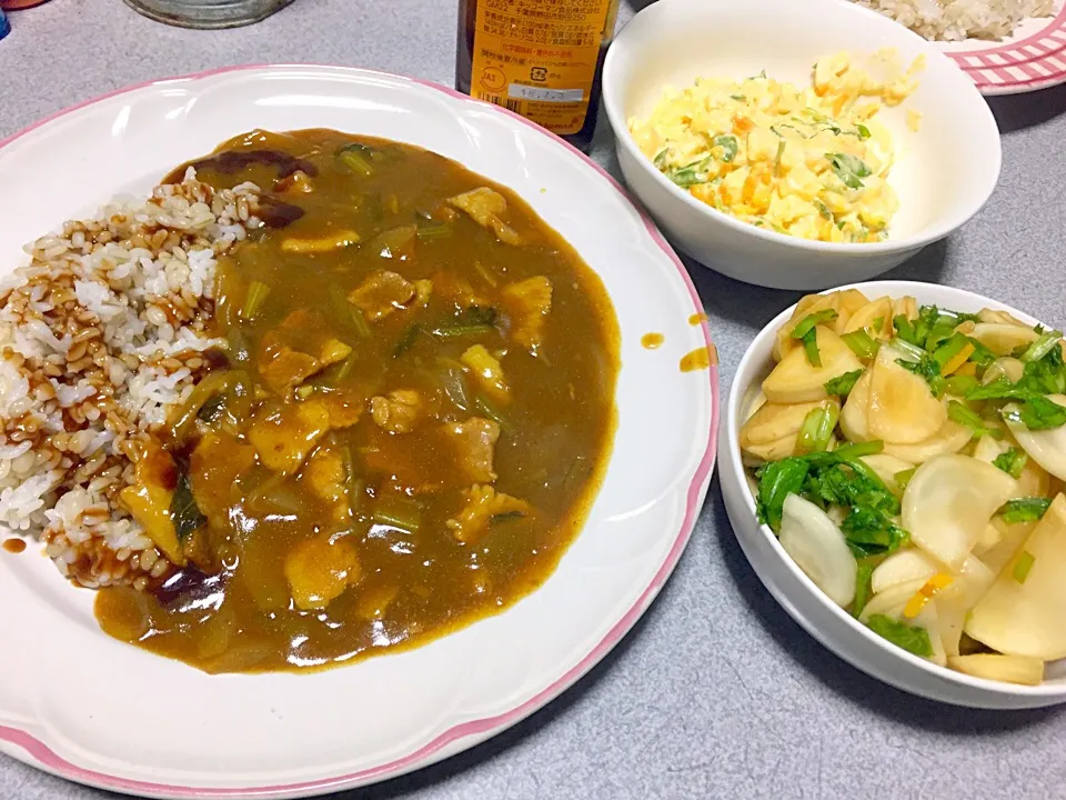 Snapdishの料理写真:もち麦飯小松菜豚肉玉ねぎカレーライス、玉子サラダ、カブとカブの葉|ms903さん