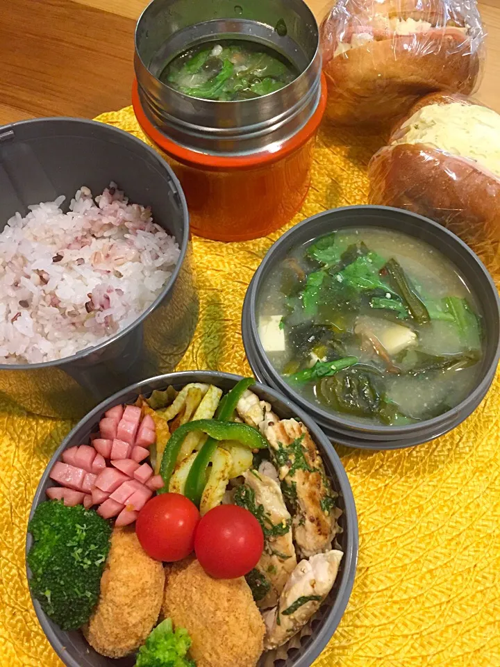 ふたり弁当

ピーマンとちくわのカレー炒め
ポテトとベーコンのコロッケ
ささみの大葉とマスタードのソテー
ソーセージ
ブロッコリー
ミニトマト

お味噌汁(豆腐 わかめ なめこ 春菊

ベーグルのハムチーズサンド
ワンローフのキャベツと卵のマヨサンド|ひななぎさん