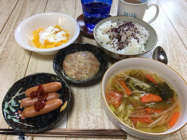 今日の男飯(＞人＜;)朝ごはんバージョン♬
野菜コンソメSOUP♬粗挽きポークウィンナーand納豆andしそごはんandネーブルヨーグルト♬|ひーちゃんさん