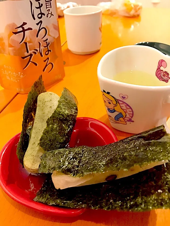 Snapdishの料理写真:生かき餅焼き  海苔巻き (よもぎ、黒豆 )
ほろほろチーズ  煎茶🍵|ch＊K*∀o(^^*)♪さん