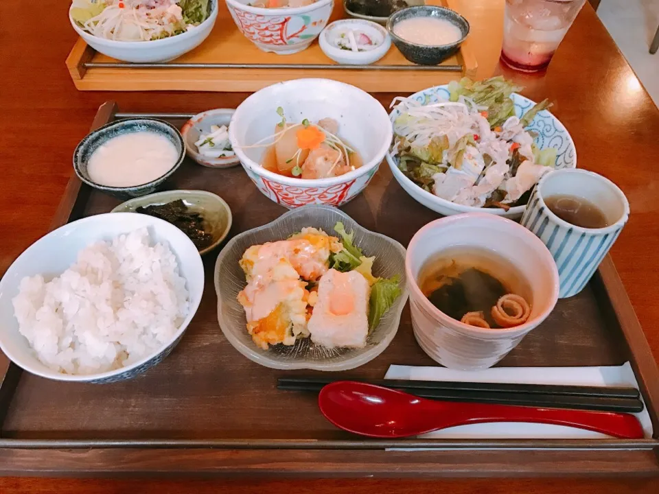 日替わり昼ごはん
かぼちゃとお餅の天ぷら
手羽元の甘辛煮|ちゃみこさん