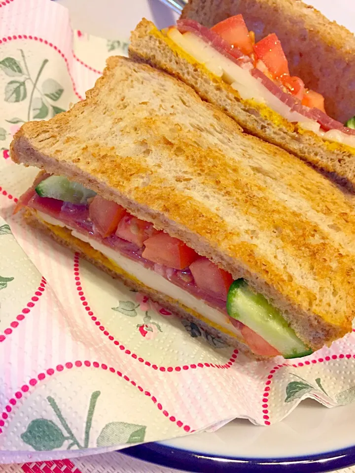 生ハムxチーズサンド🍞再び😋💕バターの代わりにココナッツオイル使用👍🏻|🍅Mom.さん