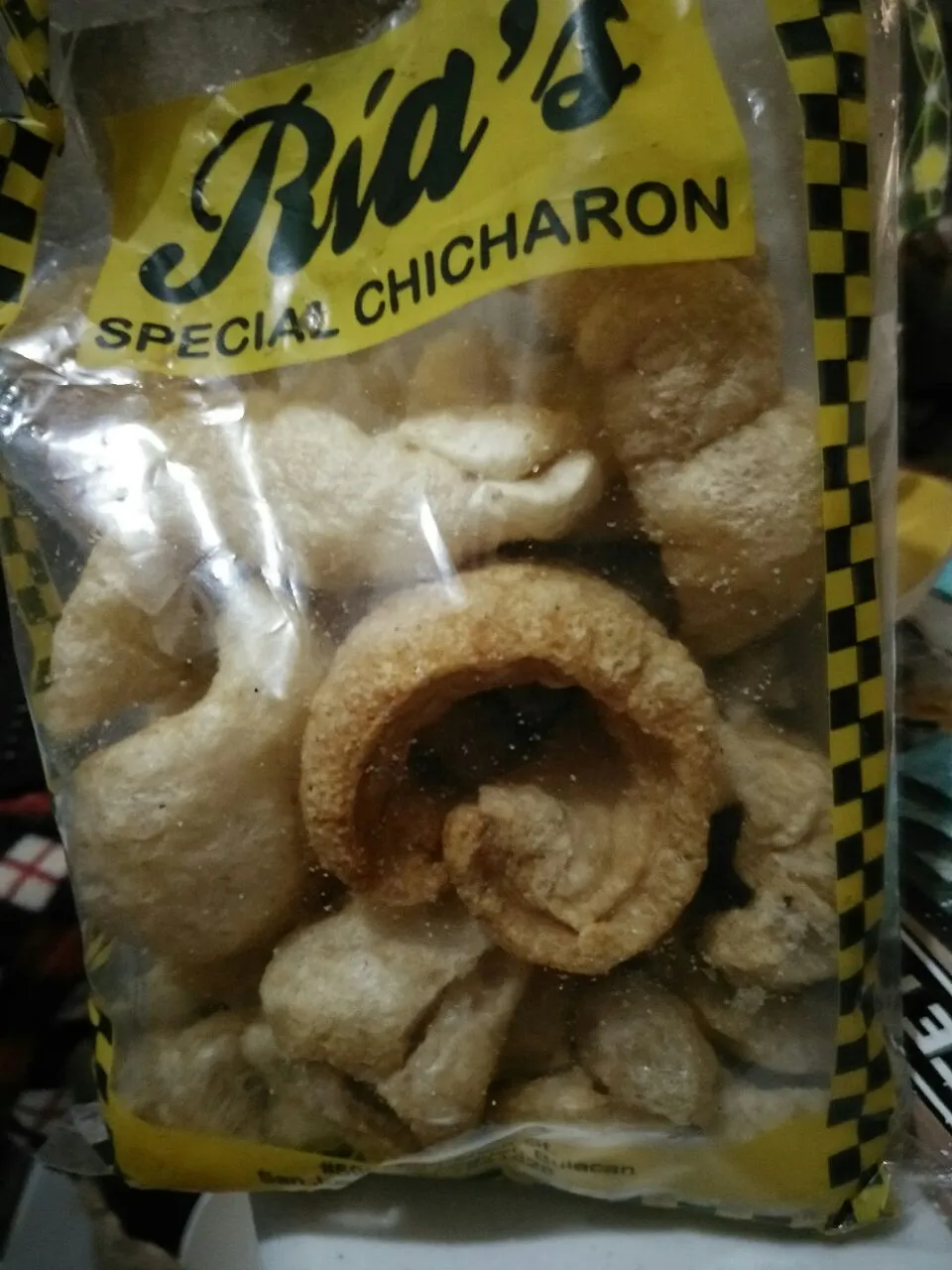 this is pork chicharon..crunchy.....good a drunkard pple :-) :-) :-) :-)|lynnさん