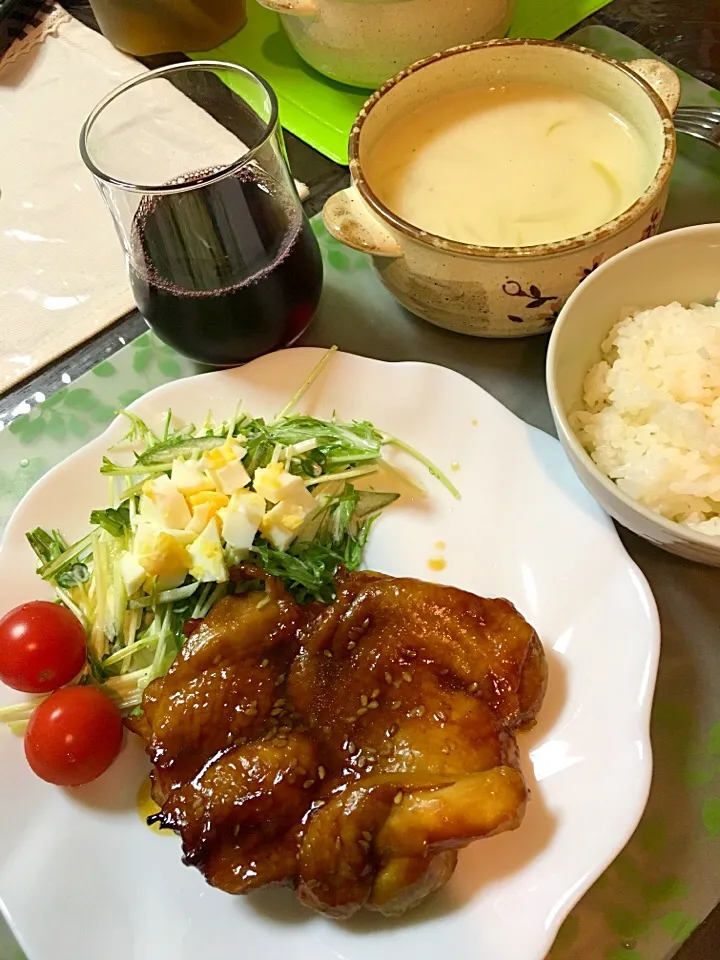 照り焼きチキンステーキ(*^｡^*)付け合わせサラダ(キュウリ、カイワレ、水菜、茹で卵)、コーンスープ(玉ねぎ、コーン、ジャガイモ入り)|ライムさん