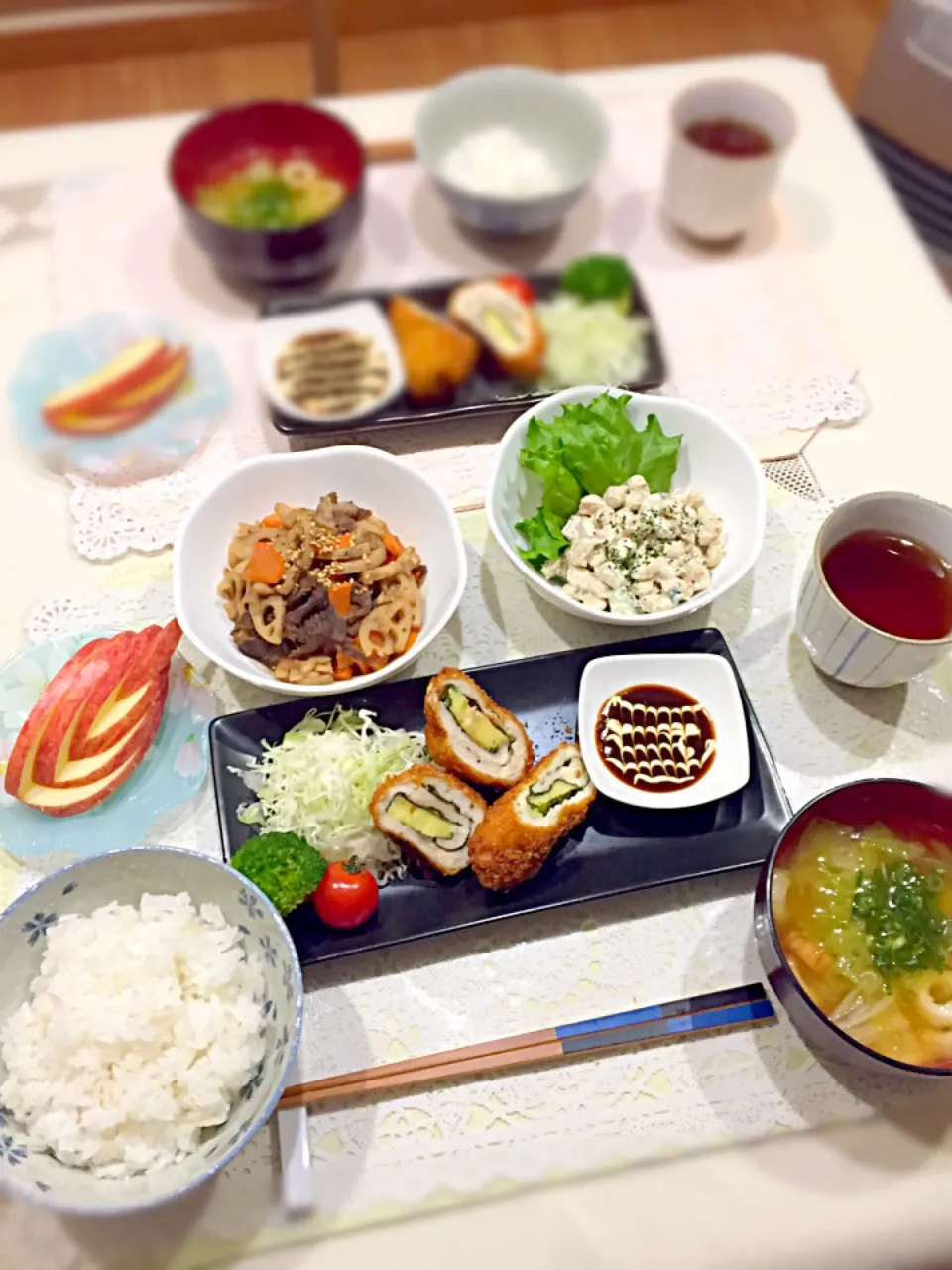 Snapdishの料理写真:今日の夕ご飯🍴ささみの梅しそチーズカツ＊れんこんきんぴら＊豆サラダ＊白菜の味噌汁＊りんご|ごまたまごさん