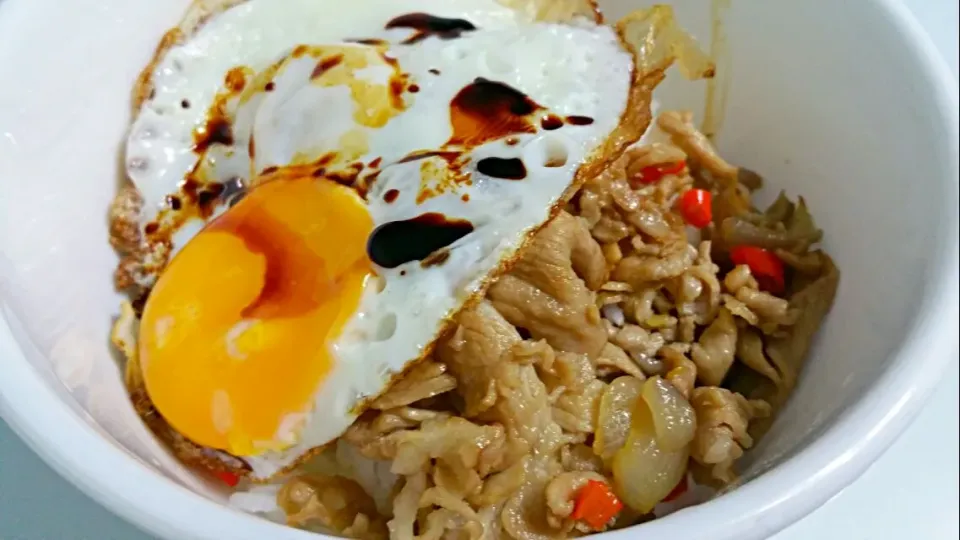 My Happy Bowl 😉 Stir fry pork collar + red onions + 1 sunny side up 😋 Simple Yummy dinner 👄👄👅👅💋💋💋💋|🌷lynnlicious🌷さん