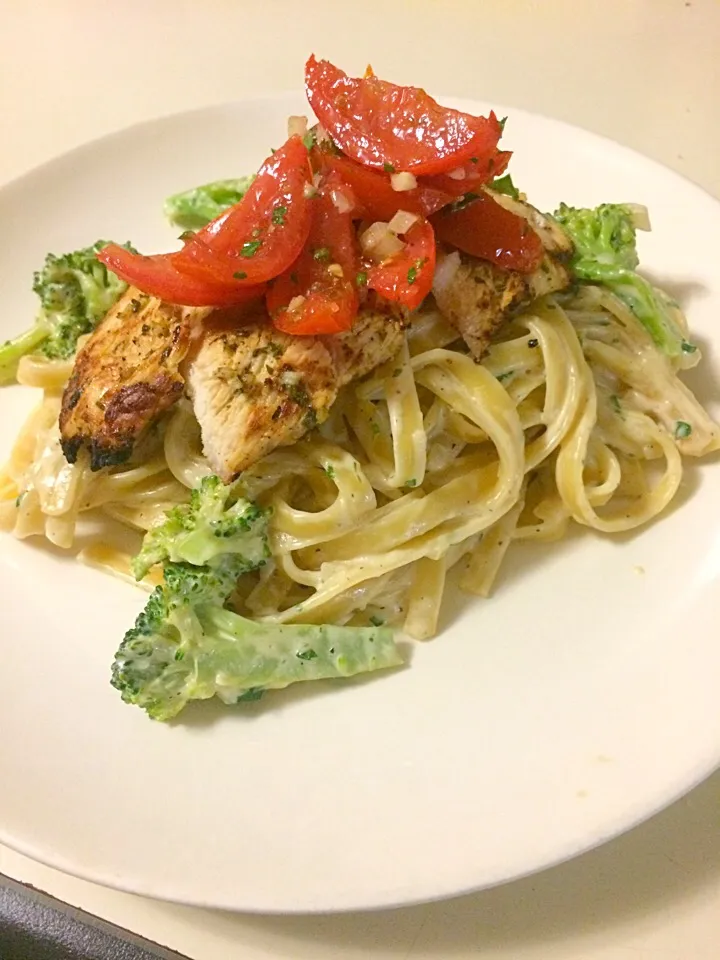 Snapdishの料理写真:Fettuccini Alfredo w/ Broccoli 
Marinated Grilled Chicken
Topped with Bruschetta|Milka Papricaさん