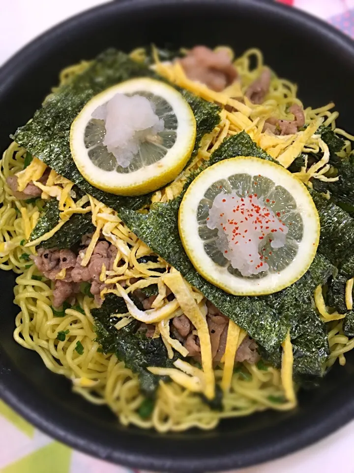 【フライパンで 瓦そば】  茶蕎麦が無かったので、普通の焼きそば麺を使いました😊  その代わりにレモンは、ちゃんと付けてっと…  もちろん、瓦も無いのでフライパンで代用（笑）  手軽に全国のB級グルメを食べられるのは、良いですね🍀|さちさん