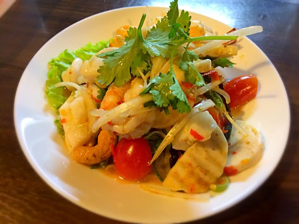 Snapdishの料理写真:ヤムタレーSeafood salad"ยำรวมทะเล"😋🌶|Porr Ishidaさん