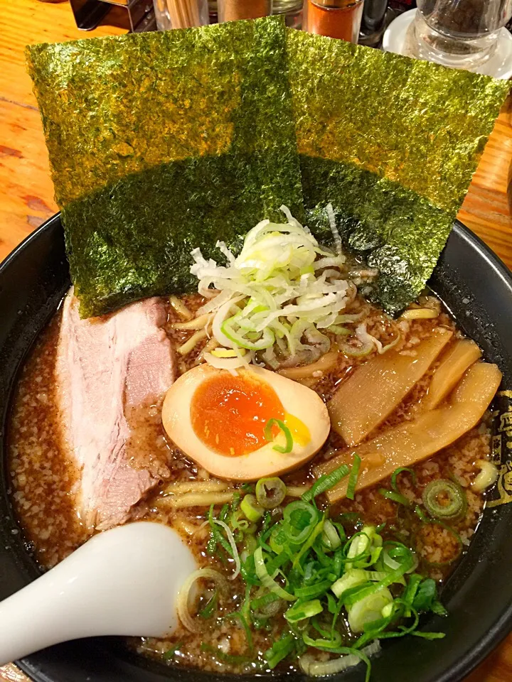 Snapdishの料理写真:節骨こってりたいぞうラーメン|T. Wonderさん