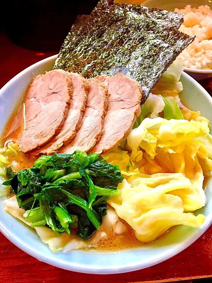 Snapdishの料理写真:家系ラーメンキャベツ増し|yさん