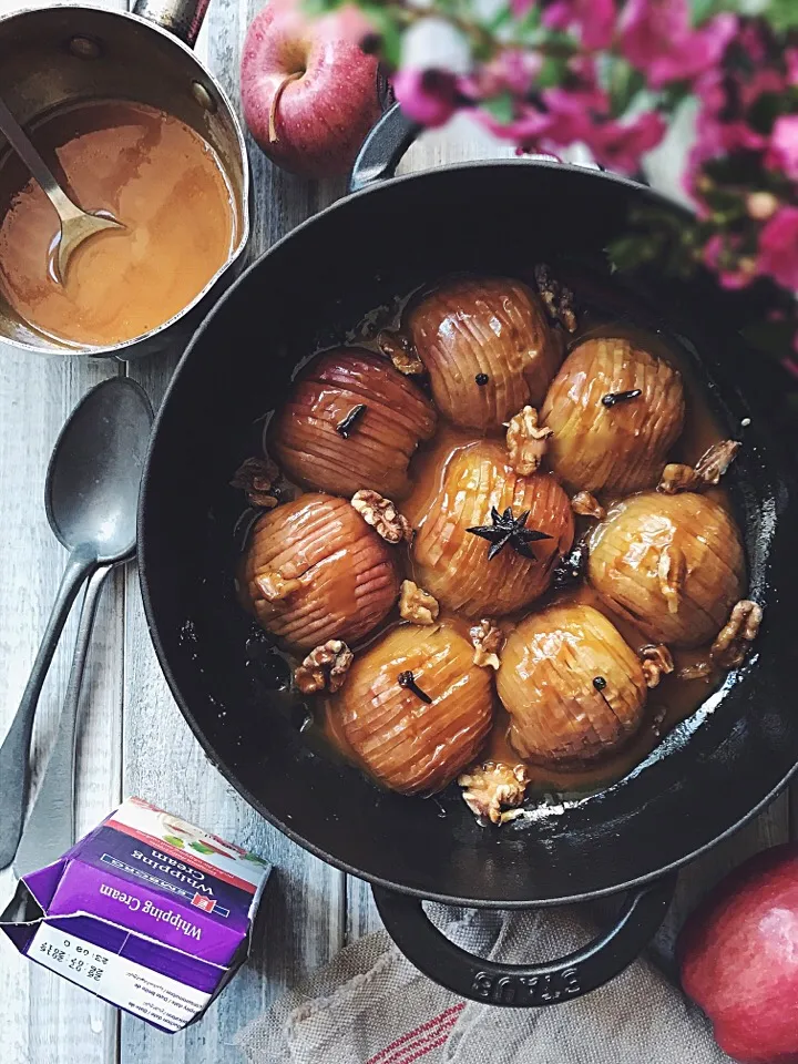 Hasselback apple with toffee sauce|rick chanさん