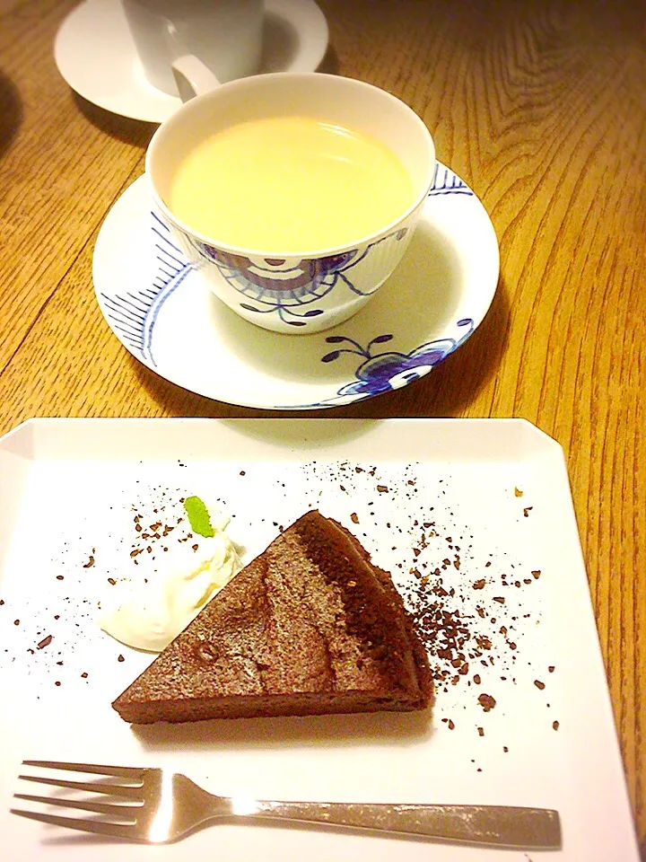 Snapdishの料理写真:coffee5 ガトーショコラ &カフェラテ|mikaさん