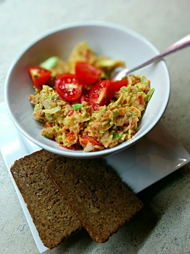 Pomazánka z avokáda, tuňáka a rajčátek okořeněná francouzskou hořčicí a cibulkou #tuna #avocado #tomatoes #pomodoro #fish|LucieFoodさん