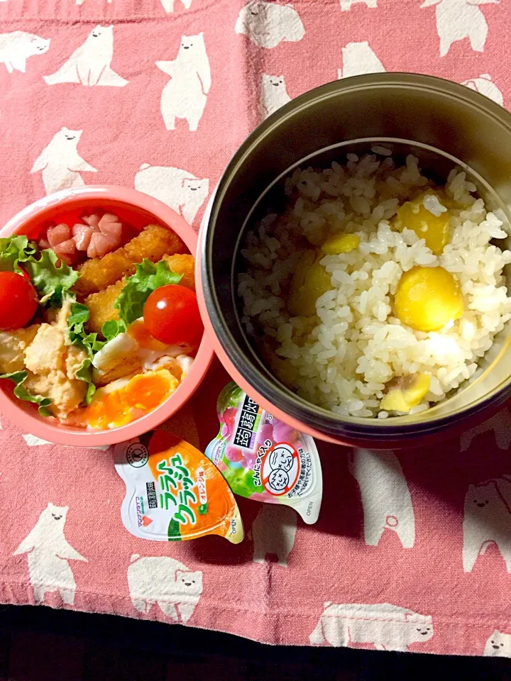 Snapdishの料理写真:高1次女  温かいお弁当🍱
今日は  栗ごはん🌰|しげっちさん