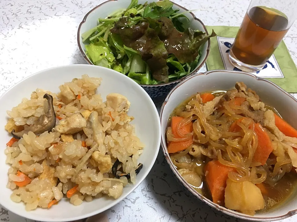 Snapdishの料理写真:和朝食
炊き込みご飯、肉じゃが、サラダ|ばんびさん