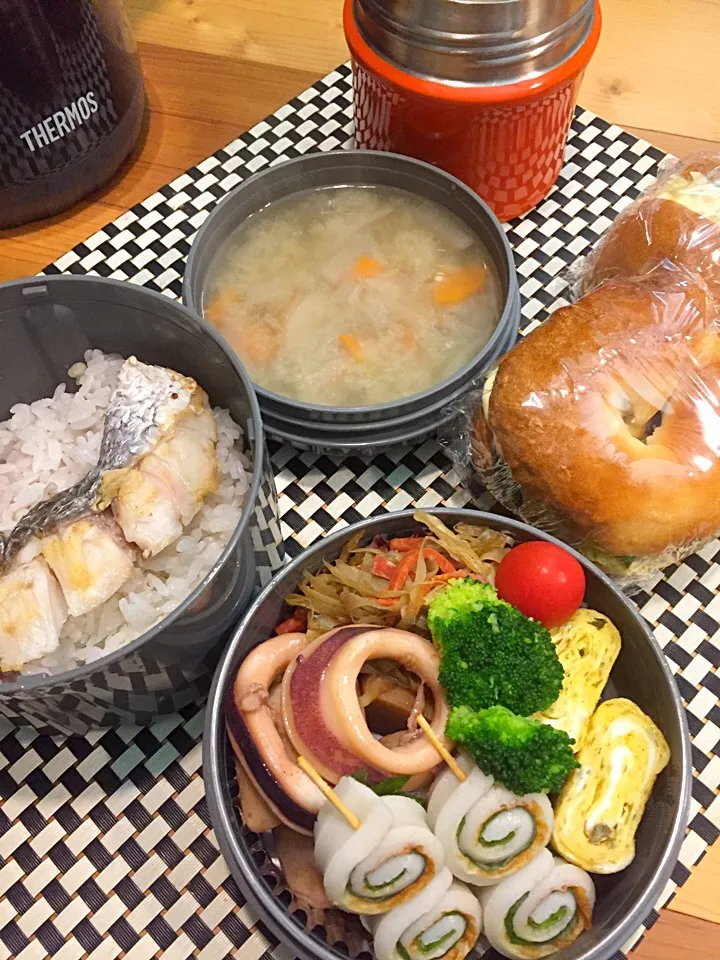 ふたり弁当

にべの塩焼きのっけごはん
きんぴら
里芋といかの煮物
ちくわの大葉巻き
青海苔入り卵焼き
ブロッコリー
ミニトマト

豚汁

ベーグルサンド
ワンローフサンド|ひななぎさん