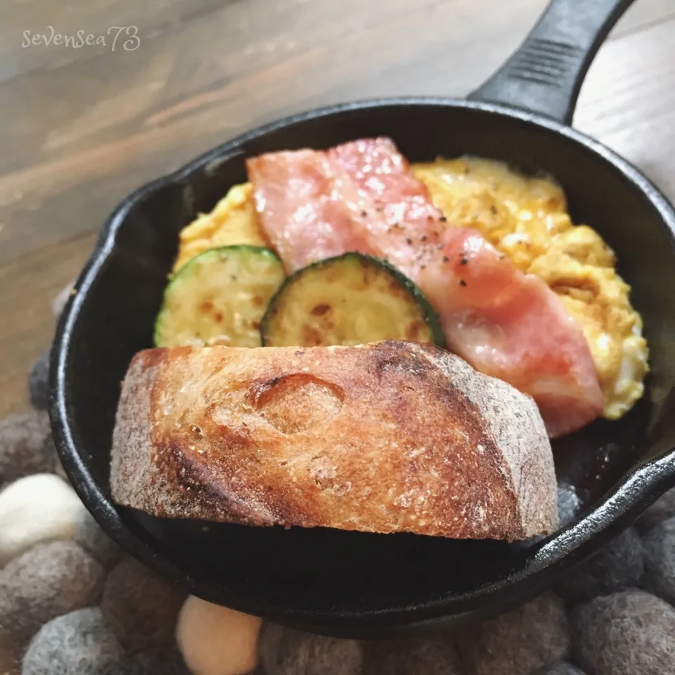 Snapdishの料理写真:スキスキ☆スキレット 76 ライ麦バゲットと仲間たち🍳ʕ-̼͡-ʔ🥖 #スキスキスキレット|七海さん