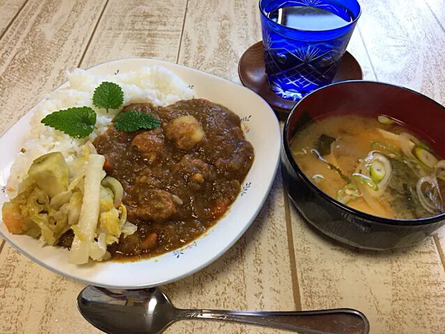 今日の男飯(＞人＜;)お昼ごはんバージョン♬
ポークチキンカレーwithピクルスand豆腐と玉ねぎとワカメの味噌汁♬|ひーちゃんさん