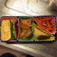 Snapdishの料理写真:お弁当 左)カニカマ入りだし巻き卵、ピーマンの味噌ツナ詰め 中央)豚肉と青梗菜のオイスターソース炒め 右)キャロットラペ、若竹煮|tamさん