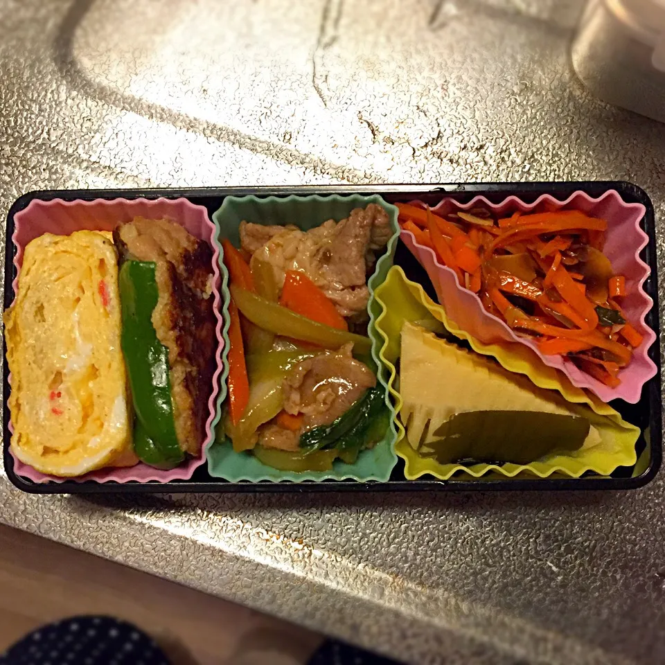 お弁当 左)カニカマ入りだし巻き卵、ピーマンの味噌ツナ詰め 中央)豚肉と青梗菜のオイスターソース炒め 右)キャロットラペ、若竹煮|tamさん