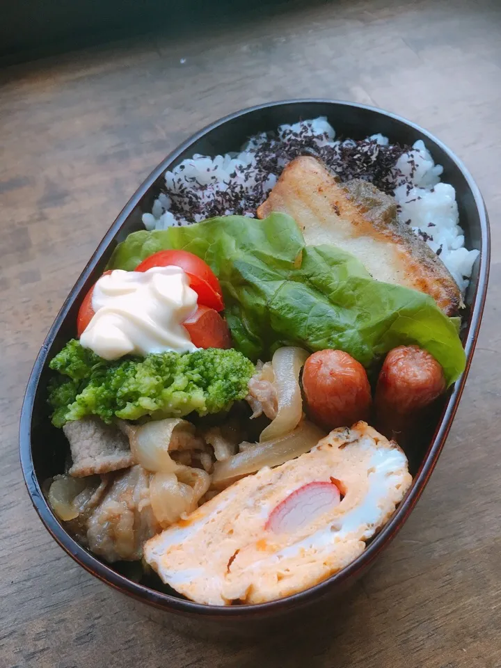 Snapdishの料理写真:今日のお弁当
・タラムニエル
・豚コマ生姜焼
・カニカマ入りのだし巻き卵
・ブロッコリーサラダ
・ミニウインナー|akiさん