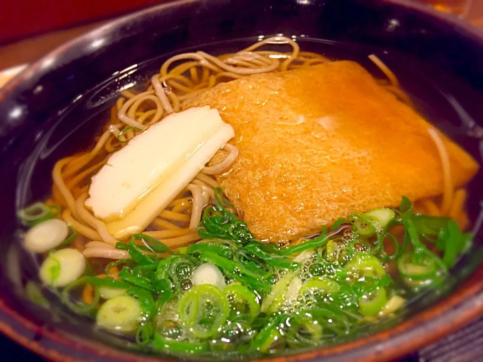 Snapdishの料理写真:某有名家電メーカーの社員食堂の蕎麦🍜社員食堂って期待してないのだけど、ここの麺がいろんな会社の中で一番美味しいなぁ✨|にゃあ（芸名）さん