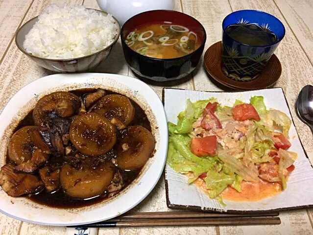 今日の男飯(＞人＜;)
晩ご飯バージョン♬

ブリ大根♬
シーチキンレタストマトサラダ♬
豆腐と玉ねぎとワカメの味噌汁
ごはん♬

やはり、冷凍大根は味が染みます。|ひーちゃんさん