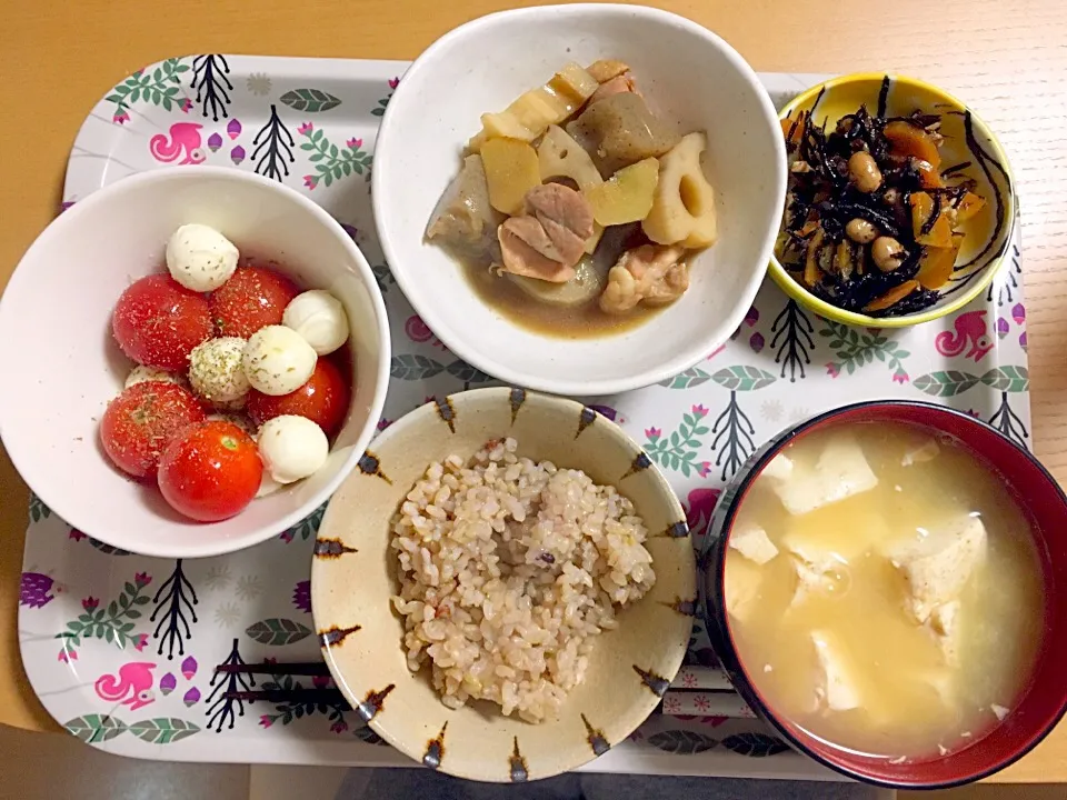 12月3日
蓮根こんにゃく鶏肉生姜煮物
ひじきの煮物
なんちゃってカプレーゼ
豆腐の味噌汁
玄米|あちゃんみんさん