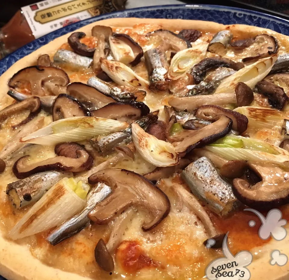 福井の発酵コラボソース（味噌・鯖へしこ・赤ワイン）で‼︎きのこ&ししゃものピッッツァ🍕ʕ-̼͡-ʔ💞|七海さん