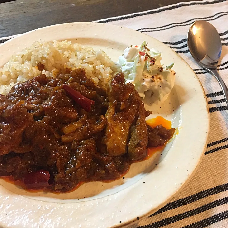 スパイス好きのチキンカレー🍛とセロリのライタ(ヨーグルトサラダ)|okawarisanさん