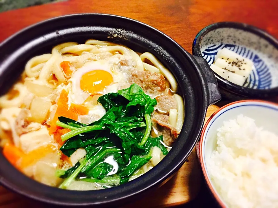 お出汁をとって作った煮込みうどん。
残りものの煮物を入れちゃいました。
五目うどん完成。|akiyo22さん