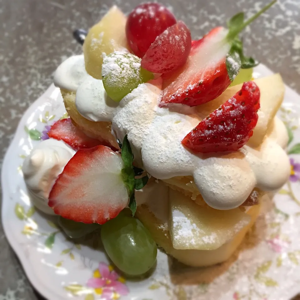 イチゴと洋梨のショートケーキ🍓|まるいのさん