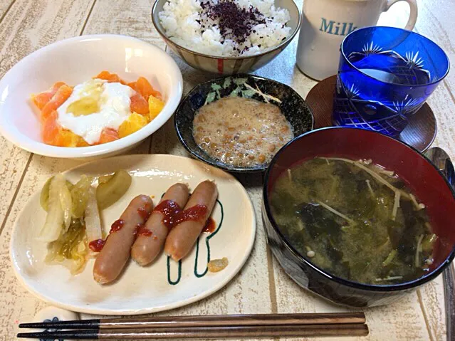 今日の男飯(＞人＜;)朝ごはんバージョン♬
粗挽きポークwithピクルスand納豆and大根の葉っぱとエノキとワカメの味噌汁andしそごはんandミカンとネーブルのヨーグルト♬|ひーちゃんさん