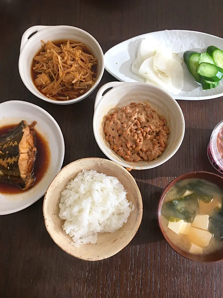 12月3日朝ごはん かれいの煮付け なめたけ 納豆 味噌汁 お漬物|やすこさん