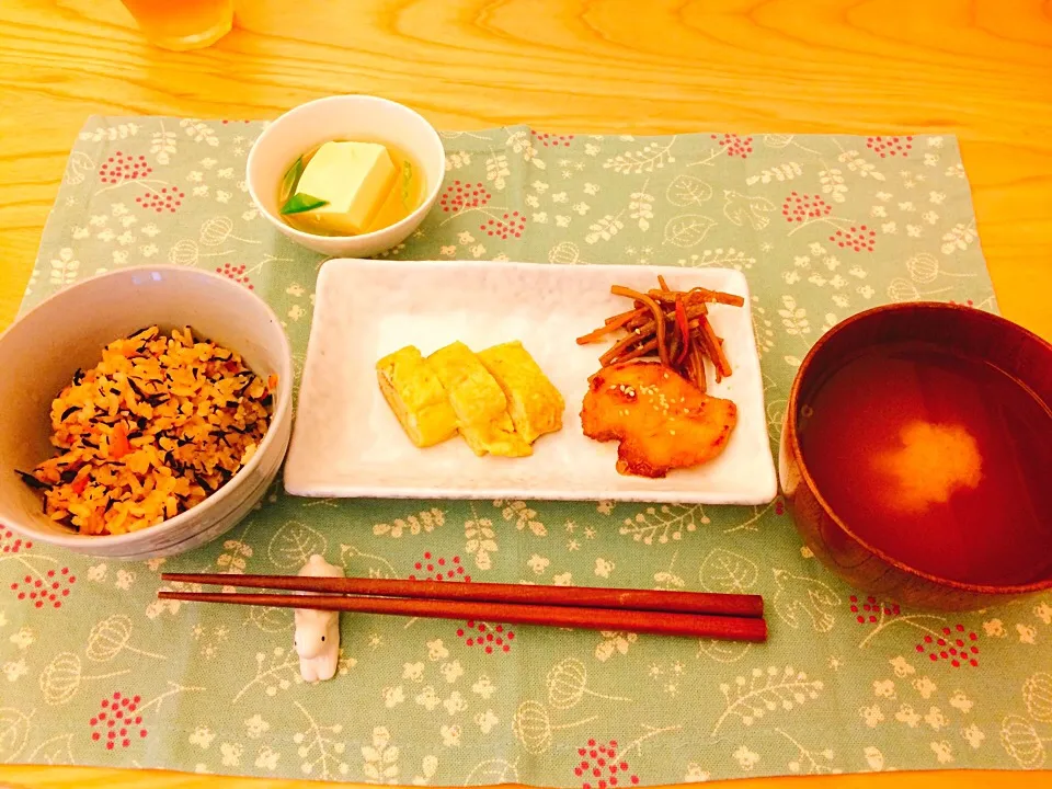 ひじきご飯  だし巻き玉子  鶏胸肉の甘辛焼き  きんぴらごぼう  玉子豆腐のあんかけ  しじみのお味噌汁|tomotaさん