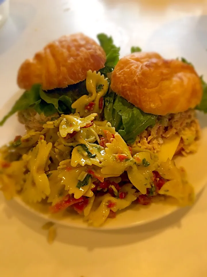 Albacore salad on croissant with bow tie pasta|Garthoneさん