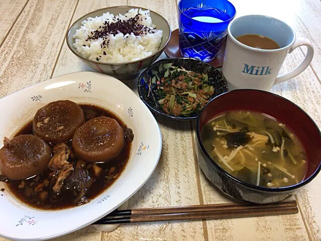 今日の男飯(＞人＜;)お昼ごはんバージョン♬
ブリ大根and大根の葉っぱとシーチキン和えand味噌汁andしそごはん♬|ひーちゃんさん