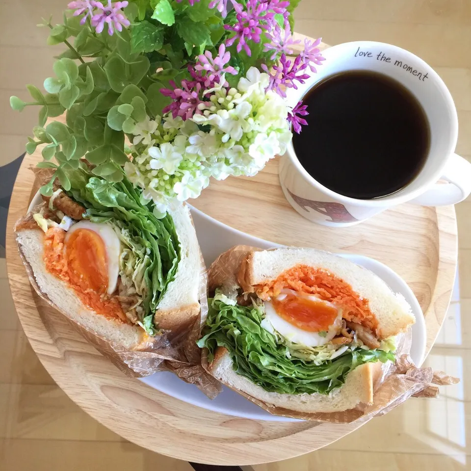 Snapdishの料理写真:12/3❤︎鶏皮焼き鳥&とろとろ半熟たまごとこんもり野菜amoサンド❤︎|Makinsさん