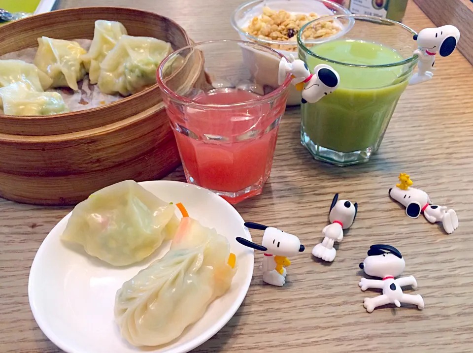 Snapdishの料理写真:鮮蝦蒸餃 & Snoopy🎵🍵🍹|Lilyさん