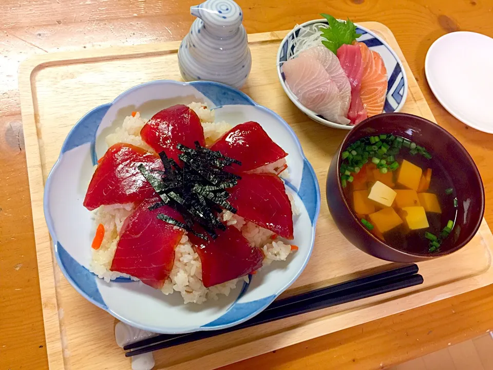 Snapdishの料理写真:マグロ丼とお刺身|ルドルフさん