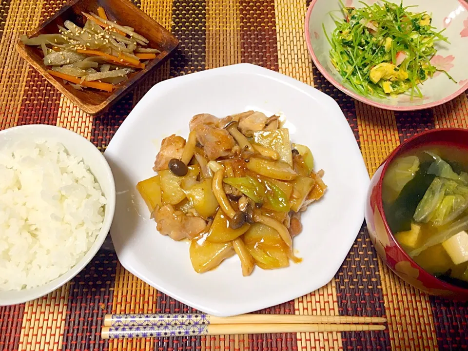 Snapdishの料理写真:♡夜ご飯〜ガリバタじゃがチキン、ふわたま豆苗炒め、きんぴらごぼう、豆腐のお味噌汁〜♡|miyuさん