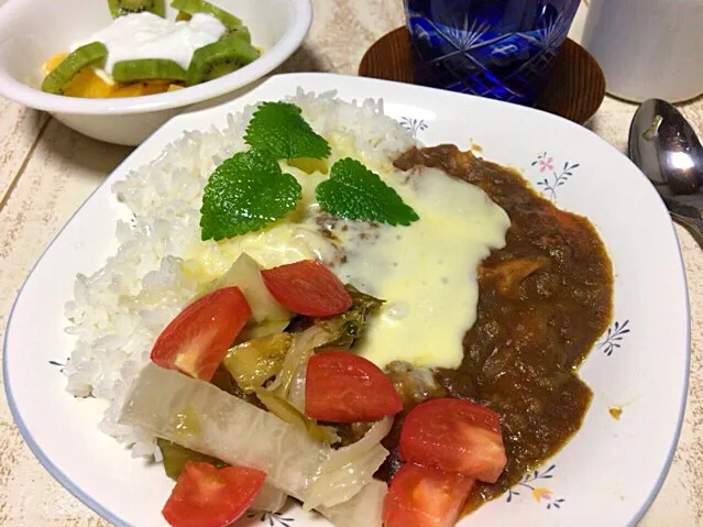 今日の男飯(＞人＜;)テニス前の軽食バージョン♬
ポークチキンカレーwithピクルスandチーズトッピングandネーブルとキウイのヨーグルト♬|ひーちゃんさん