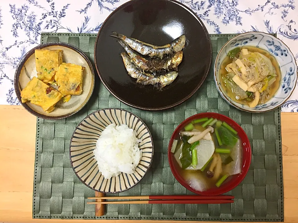 Snapdishの料理写真:白菜と揚げの炊いたん、蕪としめじの味噌汁、めざし、青ネギの卵焼き|hidejetさん