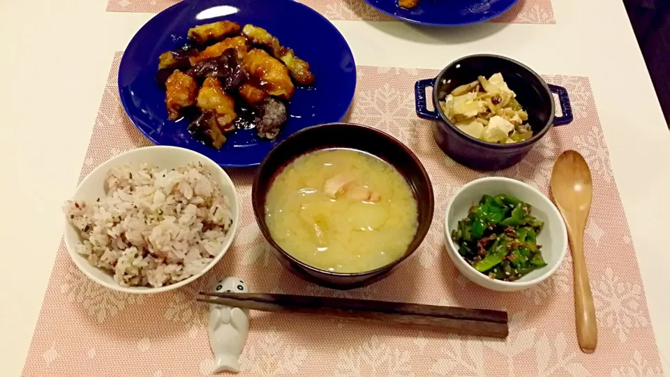 今日の夕食　豚肉となすの黒酢煮、いり豆腐、ピーマンとじゃこの炒め物、雑穀米、じゃがいもとベーコンの味噌汁|pinknari🐰🌈さん