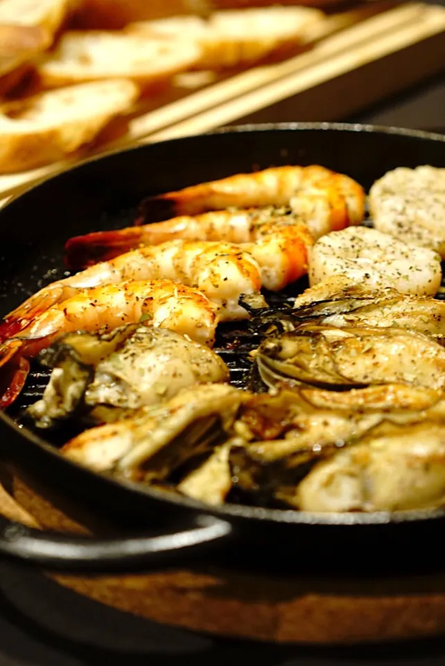 Grilled shrimp,oyster,scallop with olive oil and herb sauce. #牡蠣|てつやさん