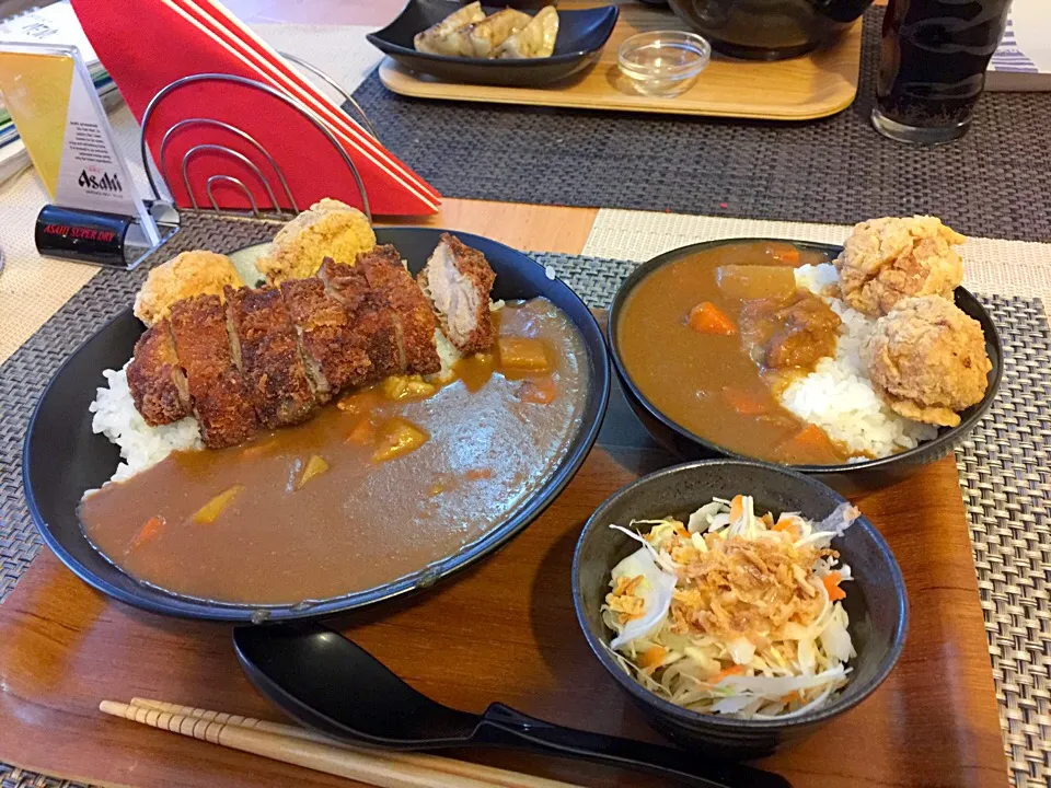 カツカレーとミニカレー。
唐揚げは、おまけでつけてくれました。|Yoku kuu kyaku daさん