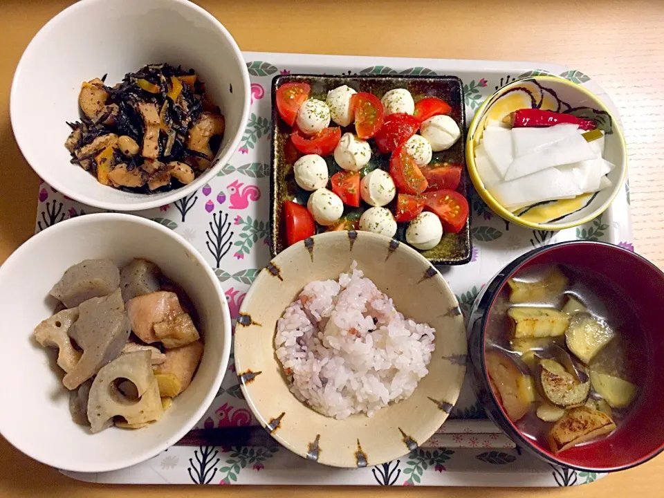 12月3日
ひじきの煮物
カプレーゼもどき
千枚漬け
モモ肉蓮根こんにゃくよ生姜煮
茄子の味噌汁
雑穀米|あちゃんみんさん